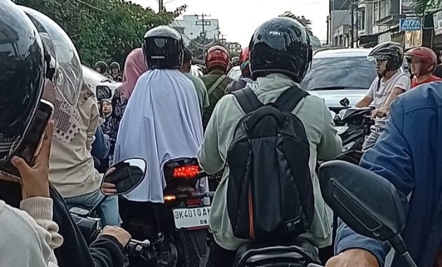 Macet Parah di Simpang Bhayangkara Pancing Medan, Pengendara Keluhkan Kehadiran “Pak Ogah”