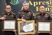 Kajati Sumut Terima Penghargaan Satker Berpredikat WBK Tahun 2024 dari Kejaksaan Agung RI