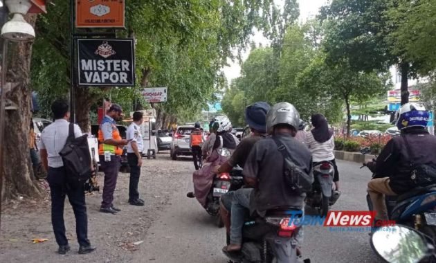 Kadishub Banda Aceh: Kita Akan Tindak Tegas Kendaraan Parkir Sembarangan di kawasan Simpang BPKP