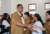 Hari Pertama Berkantor, Bupati Toba Disambut Dengan Doa dan Kalung Bunga “Pelayanan Terbaik Buat Masyarakat”