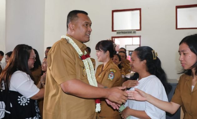 Hari Pertama Berkantor, Bupati Toba Disambut Dengan Doa dan Kalung Bunga “Pelayanan Terbaik Buat Masyarakat”