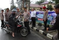 Polres Dairi Bagi Takjil Berbuka Puasa di Depan Mapolres Dairi