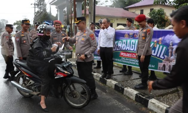 Polres Dairi Bagi Takjil Berbuka Puasa di Depan Mapolres Dairi