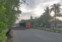 Truk Terguling di Simpang Dodik, Muatan Sawit Berserakan, Lalu Lintas Sempat Lumpuh