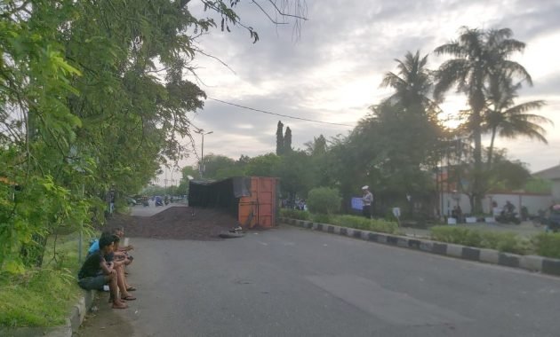 Truk Terguling di Simpang Dodik, Muatan Sawit Berserakan, Lalu Lintas Sempat Lumpuh