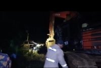 Lintasan Meulaboh Menuju Tutut Terjadi Longsor : Dua Alat Dikerahkan Oleh Dinas PUPR Aceh Barat