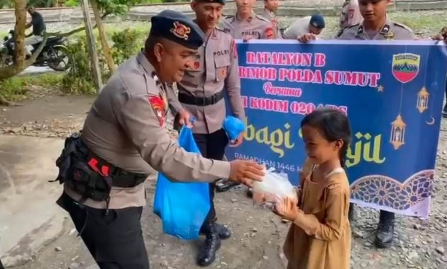 Brimob Polda Sumut Bersama Kodim 0204/DS Bagikan 200 Paket Takjil untuk Warga Tebing Tinggi
