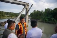 Tinjau Jembatan Ambruk di Nias Barat, Gubsu Bobby Nasution: Kita Bangun Tahun Ini 