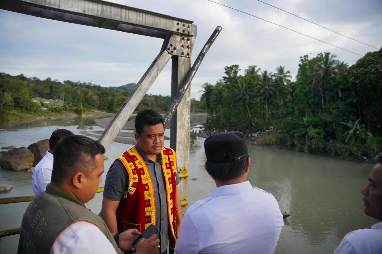 Tinjau Jembatan Ambruk di Nias Barat, Gubsu Bobby Nasution: Kita Bangun Tahun Ini
