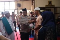 Kapolrestabes Medan Bagi-Bagi Takjil, Ulama Sampaikan Tauziah Ramadhan kepada Para Tahanan