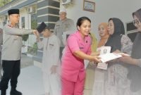 Kapolres Sergai dan Ketua Bhayangkari Santuni Warakawuri dan Anak Yatim dalam Acara Buka Puasa Bersama 