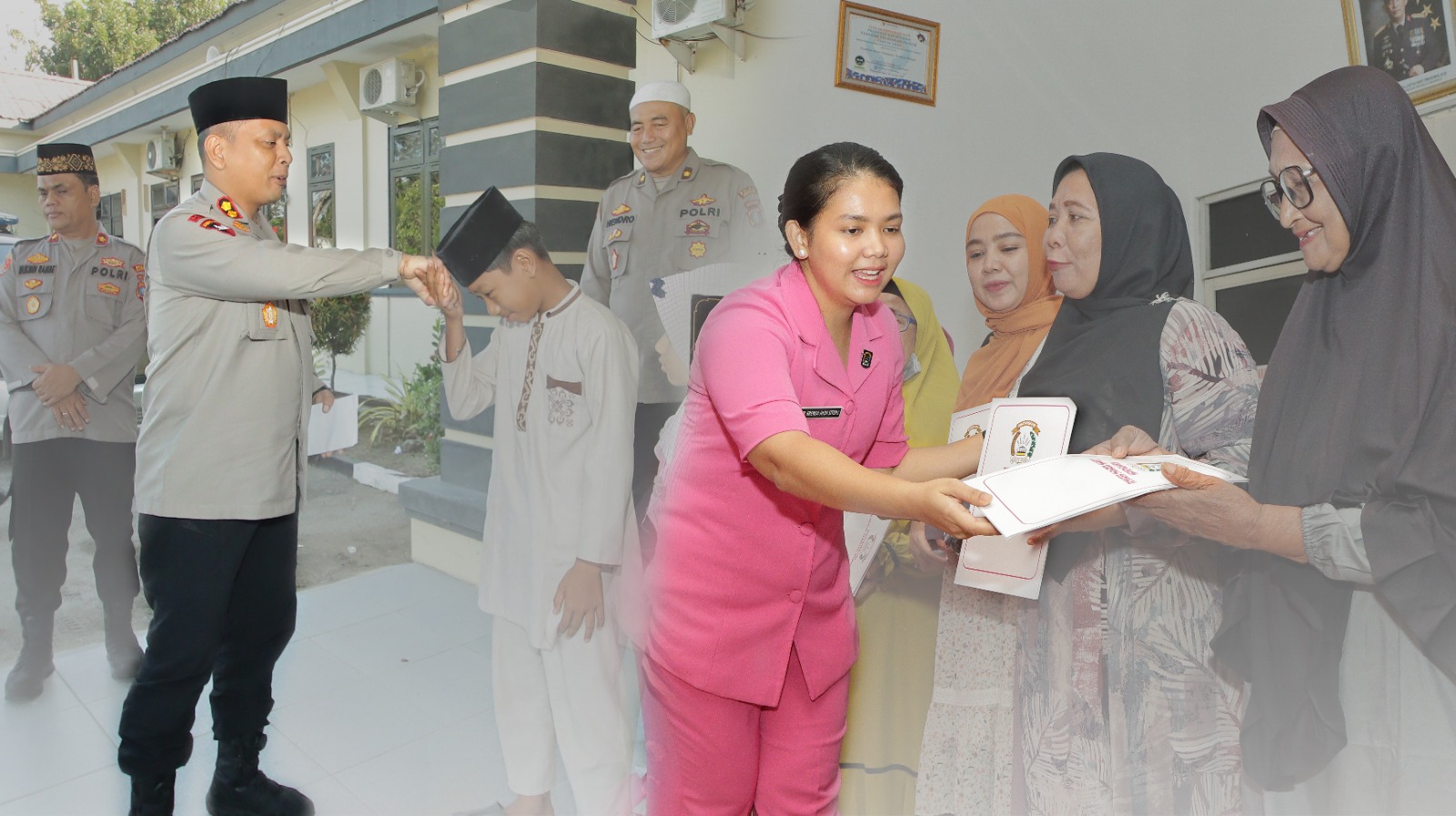 Kapolres Sergai dan Ketua Bhayangkari Santuni Warakawuri dan Anak Yatim dalam Acara Buka Puasa Bersama