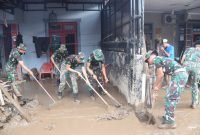 Prajurit Yonif 123/Rajawali Laksanakan Karya Bhakti di Wilayah Terdampak Banjir Padang Sidempuan