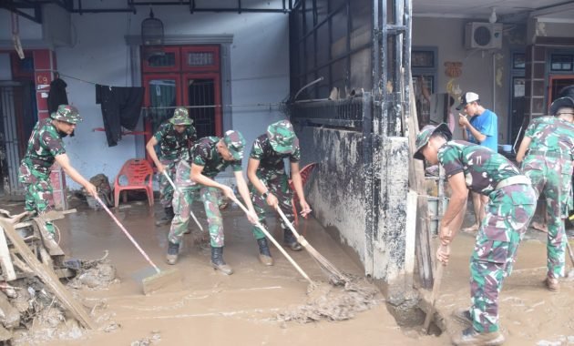 Prajurit Yonif 123/Rajawali Laksanakan Karya Bhakti di Wilayah Terdampak Banjir Padang Sidempuan
