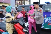 Polres Dairi Bersama Bhayangkari Bagikan Takjil dan Nasi Box untuk Pengguna Jalan di Bulan Suci Ramadan
