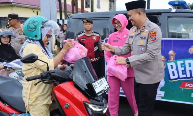 Polres Dairi Bersama Bhayangkari Bagikan Takjil dan Nasi Box untuk Pengguna Jalan di Bulan Suci Ramadan
