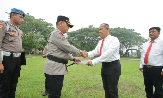 Kapolres Sergai Berikan 14 Anggota Sat Narkoba Piagam Penghargaan