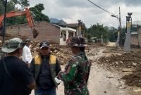 Pasca Banjir Bandang, Camat Girsang Dan Tim Gabungan Bersama Warga Bersihkan Jalan