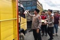 Kapolres Subulussalam Yhogi Hadisetiawan Bagikan Takjil Dijalan, Masyarakat Antusias 