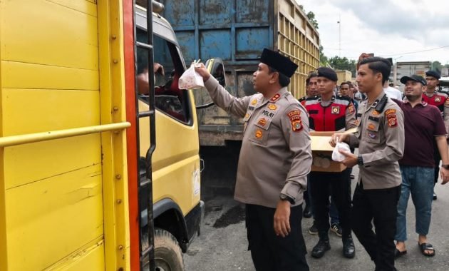 Kapolres Subulussalam Yhogi Hadisetiawan Bagikan Takjil Dijalan, Masyarakat Antusias 