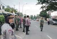 TNI-Polri Bagikan Takjil di Depan Makodim 0421/LS