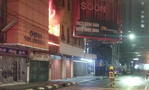 Kebakaran Ruko di Medan Maimun, Tim Damkar Sigap Padamkan Api