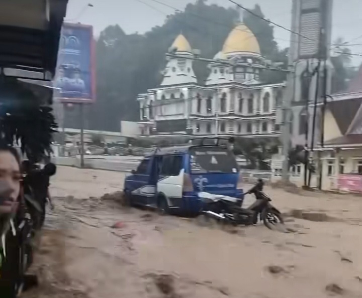 Banjir Bandang Melanda Kota Parapat, Warga Terancam Kerugian Materil