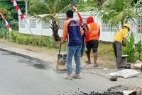 Perbaikan Jalan di Percut Sei Tuan, Dinas SDABMBK Tambal Lubang Demi Kenyamanan Warga