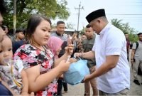 Bobby Nasution Serahkan Zakat Fitrah Sekaligus Bagi-bagi Bingkisan di Saentis