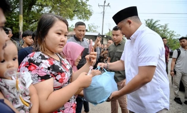 Bobby Nasution Serahkan Zakat Fitrah Sekaligus Bagi-bagi Bingkisan di Saentis