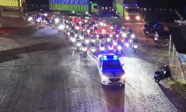 Polisi Kawal Pemudik dari Pelabuhan Wika Beton Sampai Perbatasan Bandar Lampung