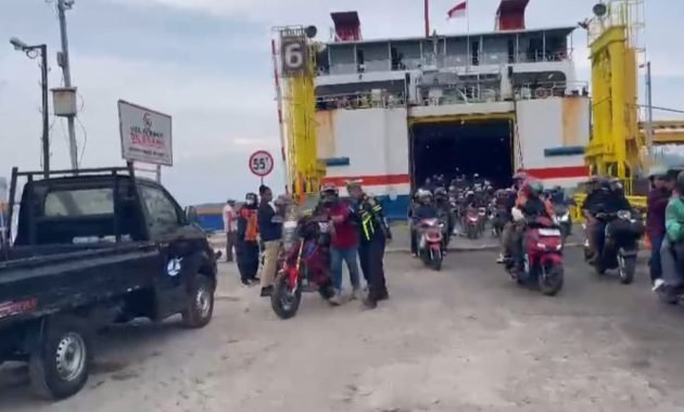 Beragam Cara Kepolisian Bantu Pemudik di Pelabuhan Bakauheni