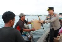 Peduli Sesama, Kapolres Pelabuhan Belawan Bagikan Takjil dan Sembako di Kampung Nelayan Sebrang