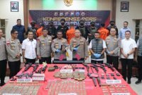 Polisi Bongkar Jaringan Penyelundup Senpi ke KKB: Ancaman Nyata bagi Keamanan Nasional