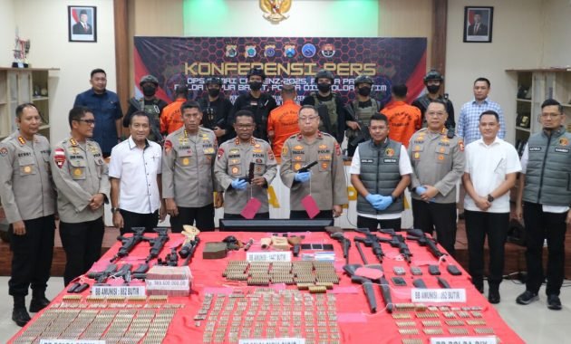 Polisi Bongkar Jaringan Penyelundup Senpi ke KKB: Ancaman Nyata bagi Keamanan Nasional