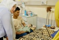 Marlina Muzakir Kunjungi dan Santuni Bocah Penderita Tumor Ganas di RSUDZA