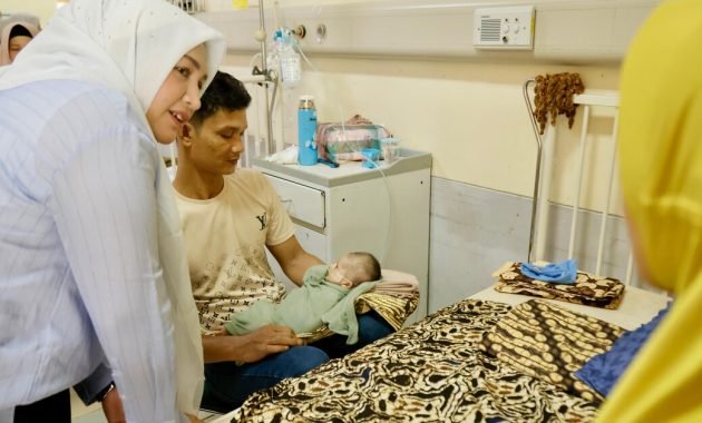 Marlina Muzakir Kunjungi dan Santuni Bocah Penderita Tumor Ganas di RSUDZA