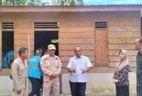 Zainuddin Anggota DPRK Simeulue Lakukan Pengawasan Pemasangan Bantuan Ampere Gratis di Pulau Teupah