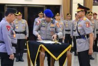 Pelantikan Astamaops Kapolri, Komjen Pol Imam Sugianto Serah Terima Jabatan kepada Irjen Pol Akhmad Wiyagus