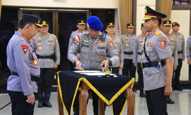 Pelantikan Astamaops Kapolri, Komjen Pol Imam Sugianto Serah Terima Jabatan kepada Irjen Pol Akhmad Wiyagus