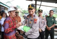 Kapolres Dairi Turun Langsung Salurkan Bantuan kepada Korban Puting Beliung