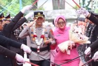Kapolres Aceh Selatan AKBP Ricki Fadlianshah disambut dengan Tradisi Pedang Pora