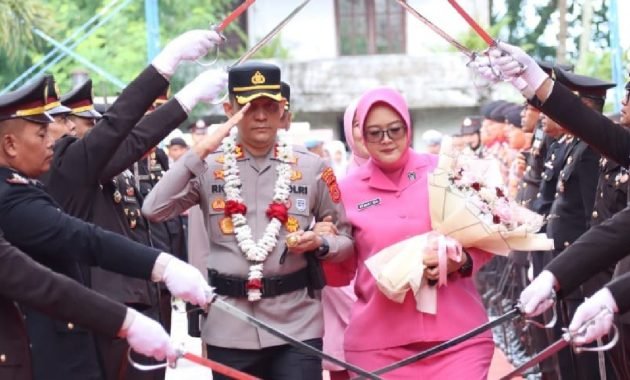 Kapolres Aceh Selatan AKBP Ricki Fadlianshah disambut dengan Tradisi Pedang Pora