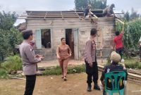 Polisi Berikan Bantuan Kepada Warga yang Tertimpa Musibah Angin Puting Beliung