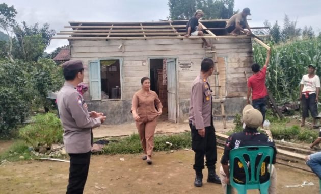 Polisi Berikan Bantuan Kepada Warga yang Tertimpa Musibah Angin Puting Beliung