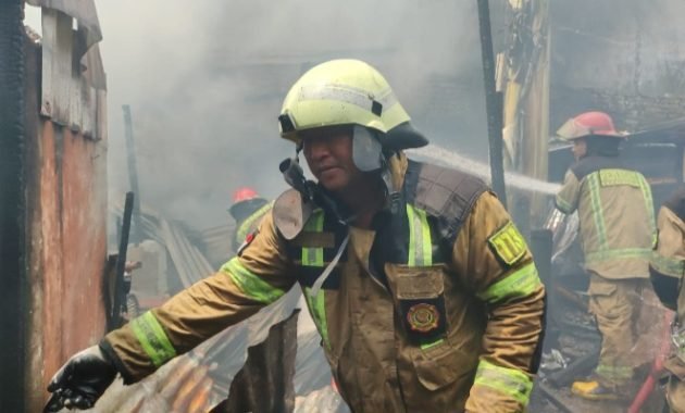 Kebakaran di Jalan Sei Selapian, Tim Damkar Medan gerak Cepat Meski libur Lebaran