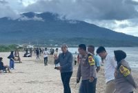 Polisi Pantau Keamanan di Wisata di Pesisir Pantai Kalianda