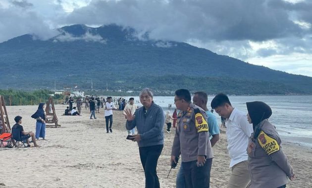 Polisi Pantau Keamanan di Wisata di Pesisir Pantai Kalianda