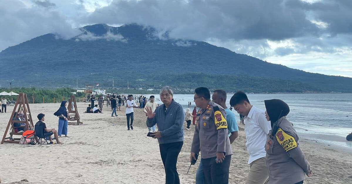 Polisi Pantau Keamanan di Wisata di Pesisir Pantai Kalianda