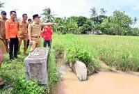 Susuri Lokasi Banjir, Bupati Egi Serahkan Bantuan ke Warga Terdampak di Desa Merak Belantung